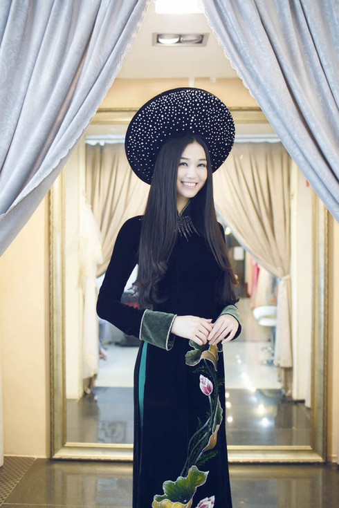 Khánh My mặc áo dài, đội mấn 'khủng' - ảnh 5